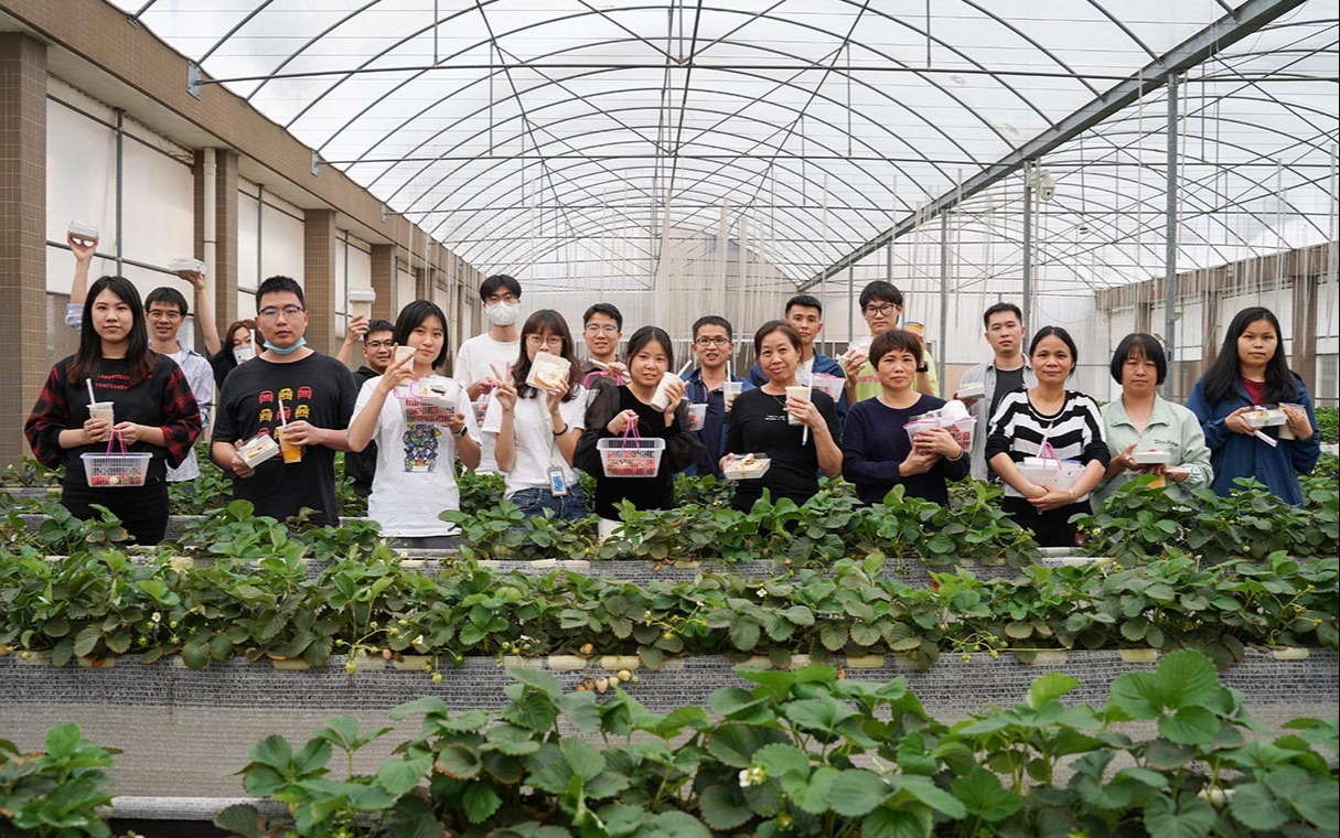 一个科技的智慧大棚，一场别样的草莓采摘，一群可爱的3月小寿星